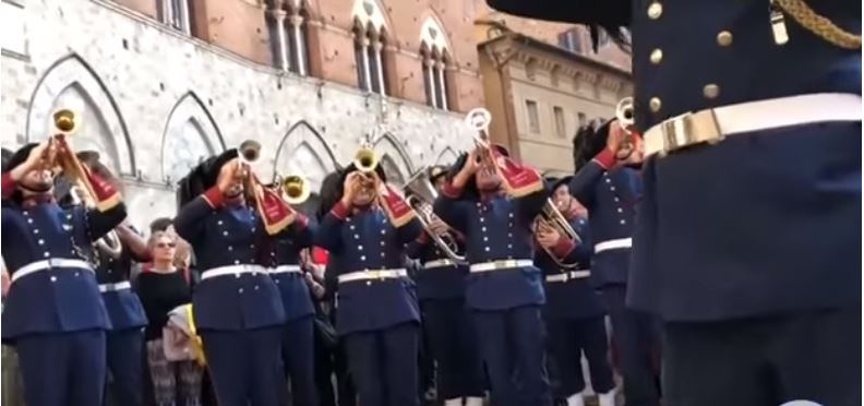Palio di Siena, Palio Straordinario: Video saluto Fanfara dei Bersaglieri in Piazza del Campo