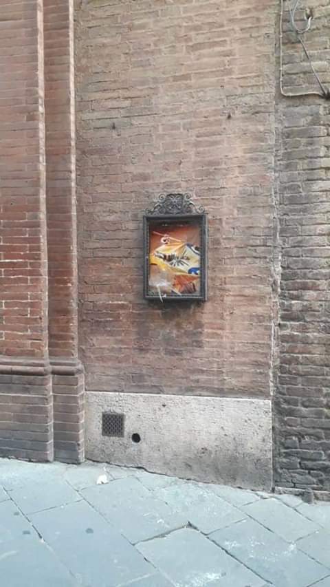 Siena, ancora atti di vandalismo: Rotta una bacheca della Contrada dell’Aquila
