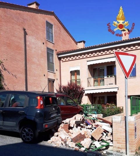 Siena: Auto urta muretto, distrutti contatori di acqua e gas e luce