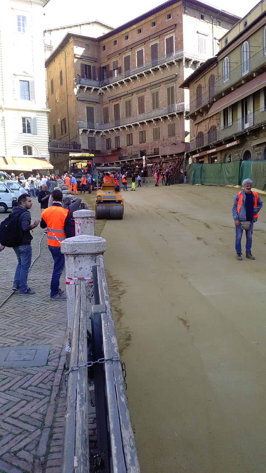 Palio di Siena, Palio Straordinario: Steso il tufo in Piazza del Campo sulla Pista
