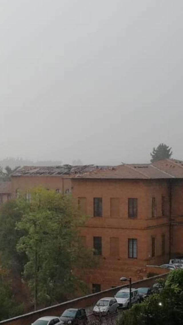 Siena: maltempo, Le forti raffiche di vento hanno scoperchiato e rovinato il tetto della Scuola Saffi