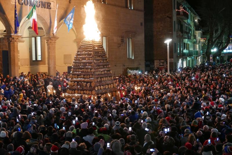 Provincia di Siena: Ad Abbadia San Salvatore si preparano le ”fiaccole” che illuminano di fuoco il Natale