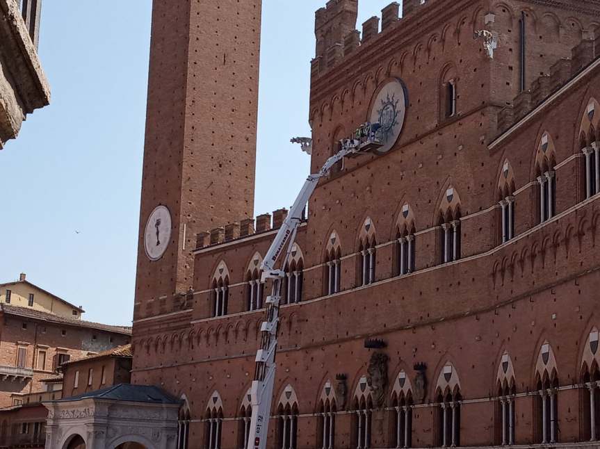 Siena, controlli sulle statue della facciata del Comune: Interviene la gru