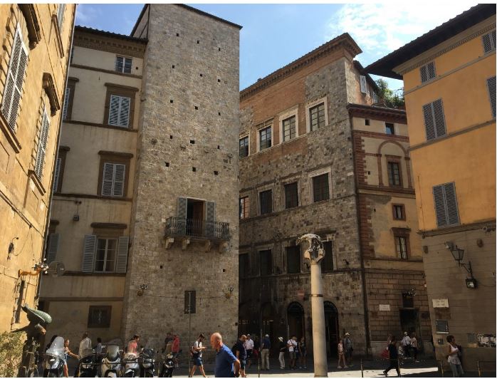 Siena riscopre la sua memoria: la pietra di Niccolò Borghesi ritorna ai Quattro Cantoni