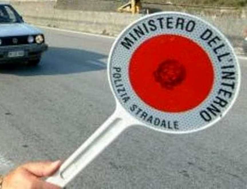 Siena: La polizia stradale di Siena in un mese ha ritirato 6 patenti e ha tolto 350 punti