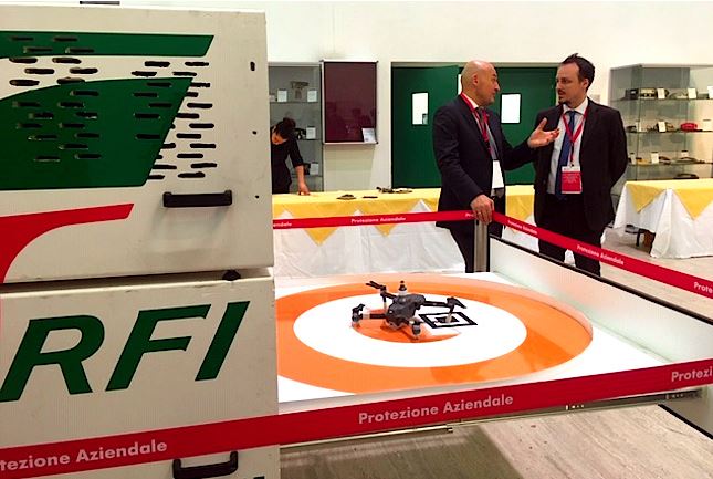 Siena: Presentato l’aeroporto mobile per droni volanti che garantirà la sicurezza della rete ferroviaria italiana