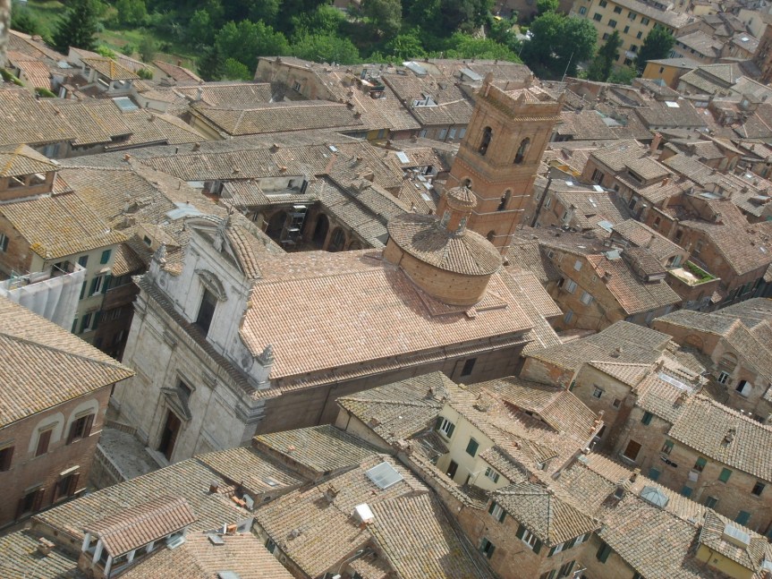 Siena: La cuspide della chiesa di San Martino a Siena è tornata al suo posto