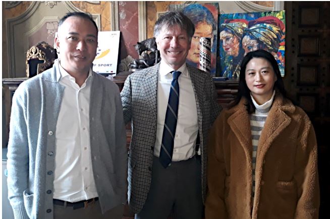 Siena: Oggi 04/02 il Sindaco Luigi De Mossi ha incontrato i gestori di alcuni ristoranti cinesi di Siena