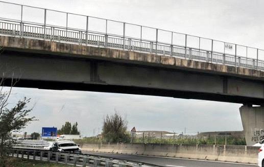 Toscana: Cadono calcinacci dal ponte sulla FiPiLi
