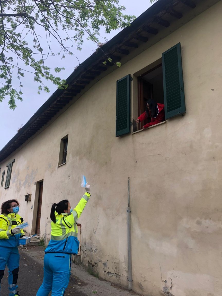 Siena: Volontari della Misericordia hanno consegnato le mascherine alle famiglie