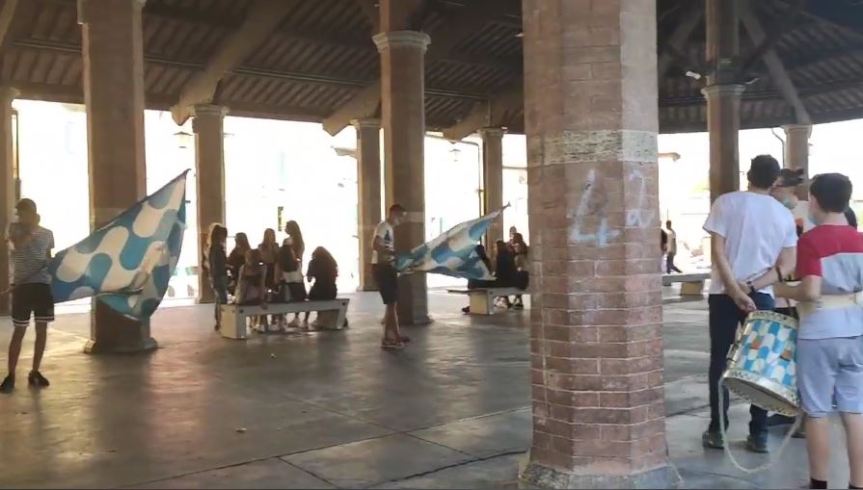 Siena, Contrada dell’Onda: Ieri 20/06 I Tamburini e gli Alfieri si allenano sotto il Tartarugone di Piazza del Mercato