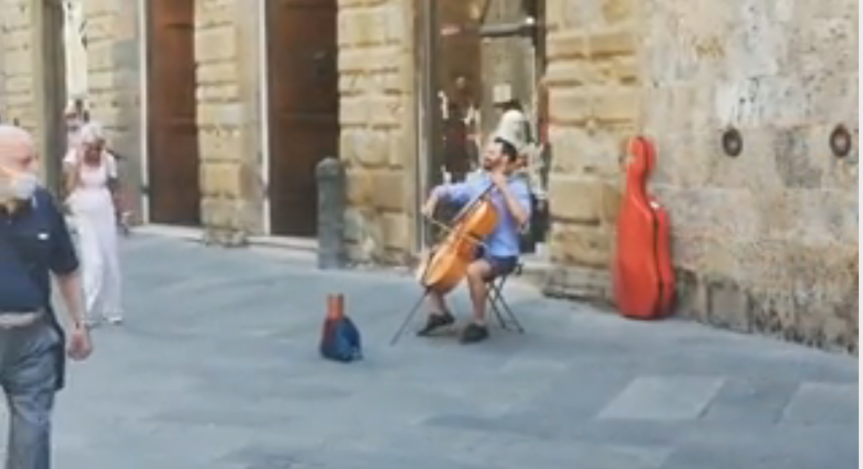 Siena: Le note di un violoncello in Banchi di sopra: Artista di strada si scatena nella via principale della città