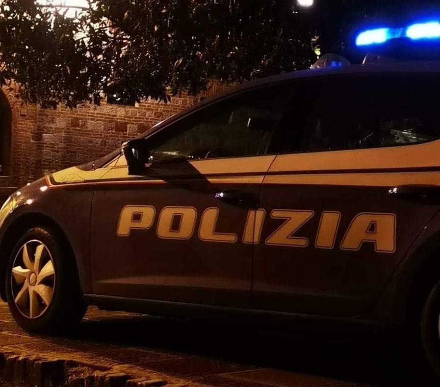 Siena, Sbanda con l’auto e finisce in una scarpata: Rintracciato e salvato dalla Polizia di Stato