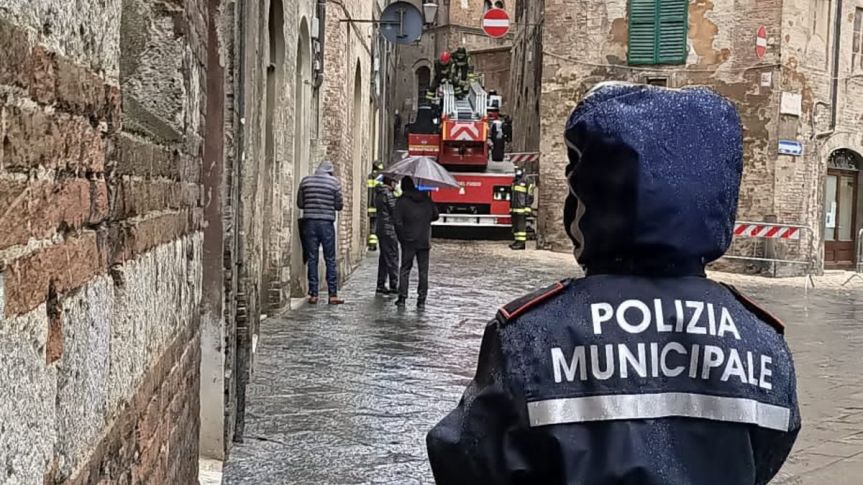 Siena: Cade intonaco da palazzo in Via del Refe Nero, intervento dei vigili del fuoco
