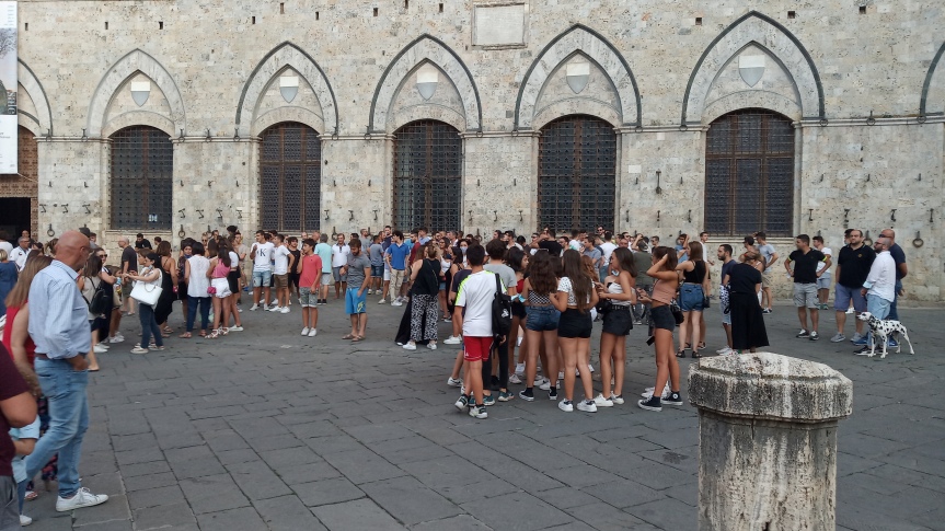Siena: Oggi 16/08 I senesi si ritrovano sotto il Palazzo Comunale in difesa del Palio