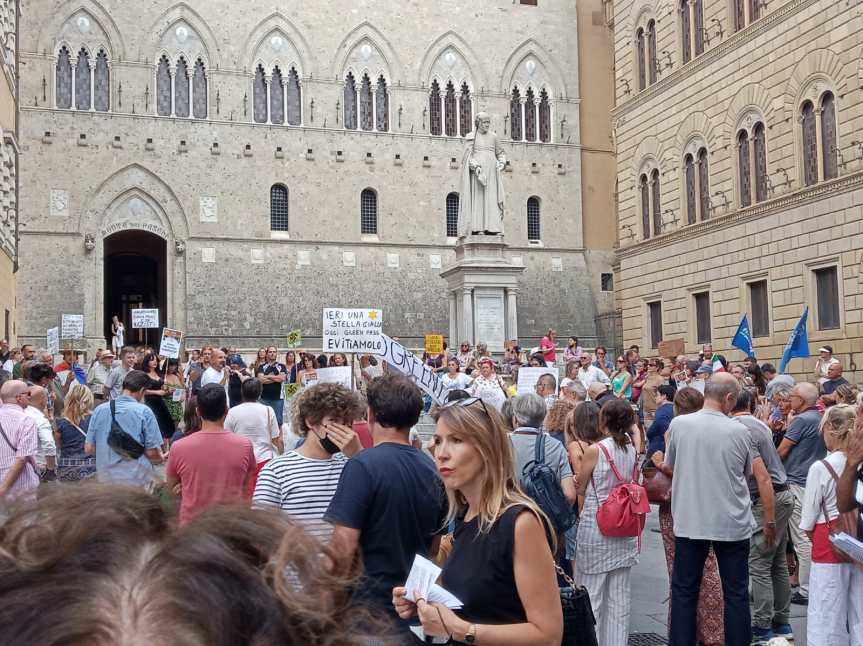 Siena: No al Green Pass, manifestazione in Piazza Salimbeni