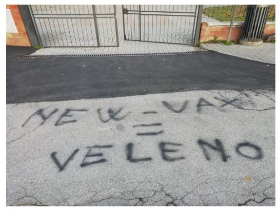 Provincia di Siena, Arbia, scritta no vax su scuola. La condanna di Giani e Nardini: “Episodio gravissimo”