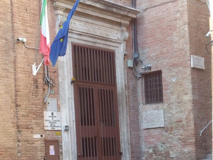 Siena: Carcere, agenti di Polizia Penitenziaria minacciati con un bastone da un detenuto