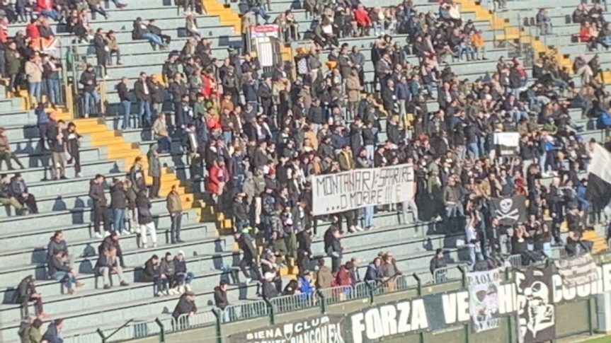 Siena, Acr Siena: Oggi 28/01 in curva appare uno striscione contro Montanari