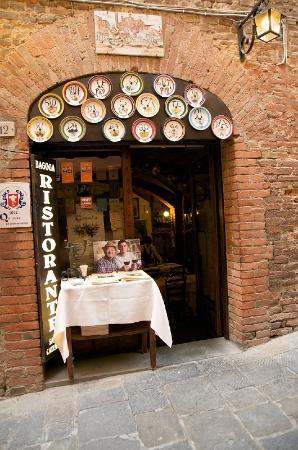 Siena, La Grotta di Santa Caterina compie 50 anni: la storia di Bagoga e del ristorante che a Siena è una “seconda casa