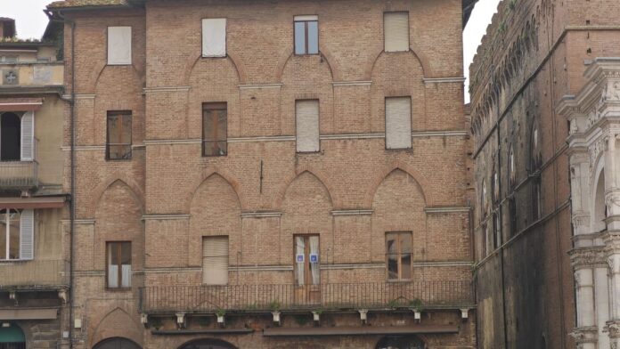 Siena: Nelle finestre in Piazza del Campo gli avvolgibili sono una nota stonata
