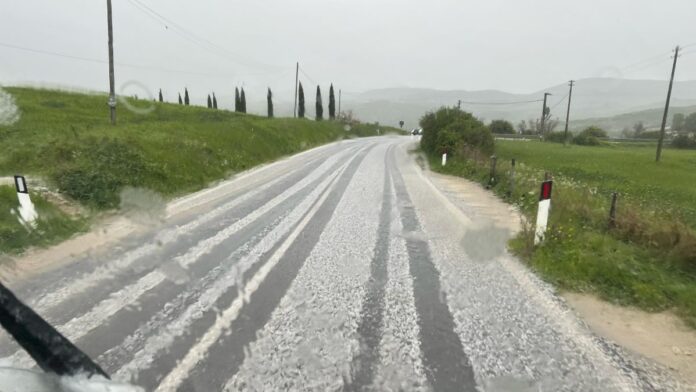 Provincia di Siena: Grandine ad Asciano, una coltre bianca copre tutto