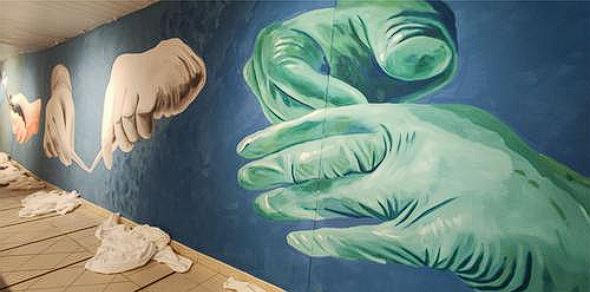 Provincia di Siena: Le mani della sanità protagoniste del nuovo murale dell’ospedale di Campostaggia