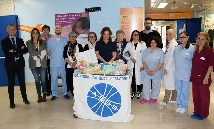 Siena: Acos Siena dona copertine, cappellini, scarpine e dudù ai piccoli pazienti della Terapia intensiva neonatale